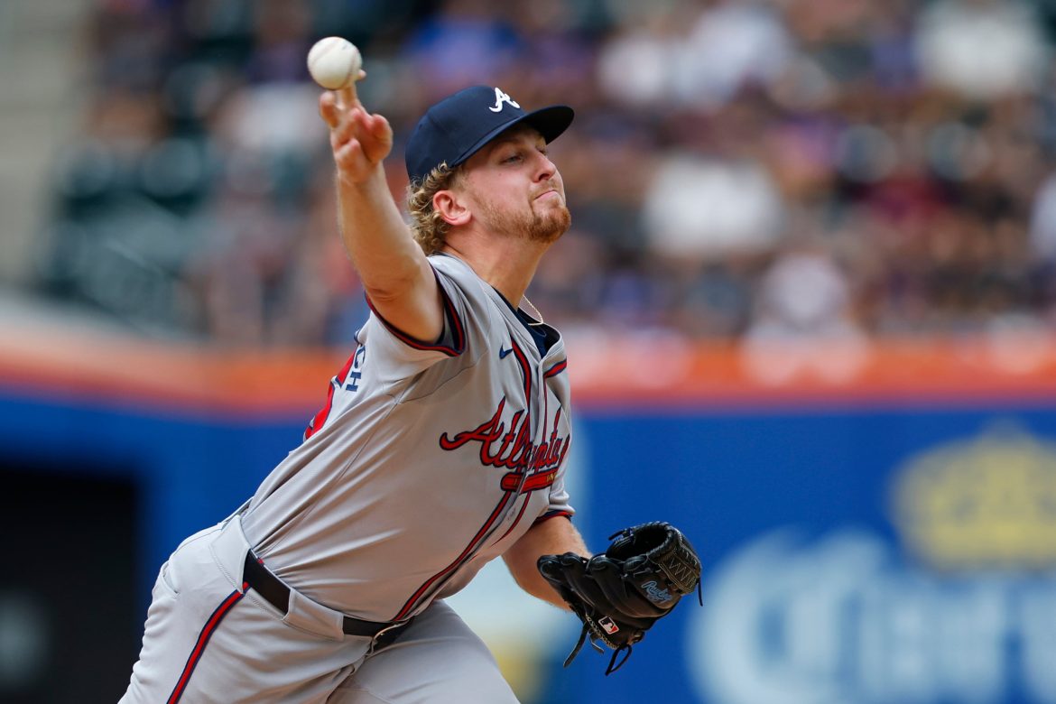 O arremessador do Atlanta Braves, Spencer Schwellenbach (56), faz um arremesso contra o New York Mets durante o terceiro inning de um jogo de beisebol, sábado, 27 de julho de 2024, em Nova York. (Foto AP/Rich Schultz)