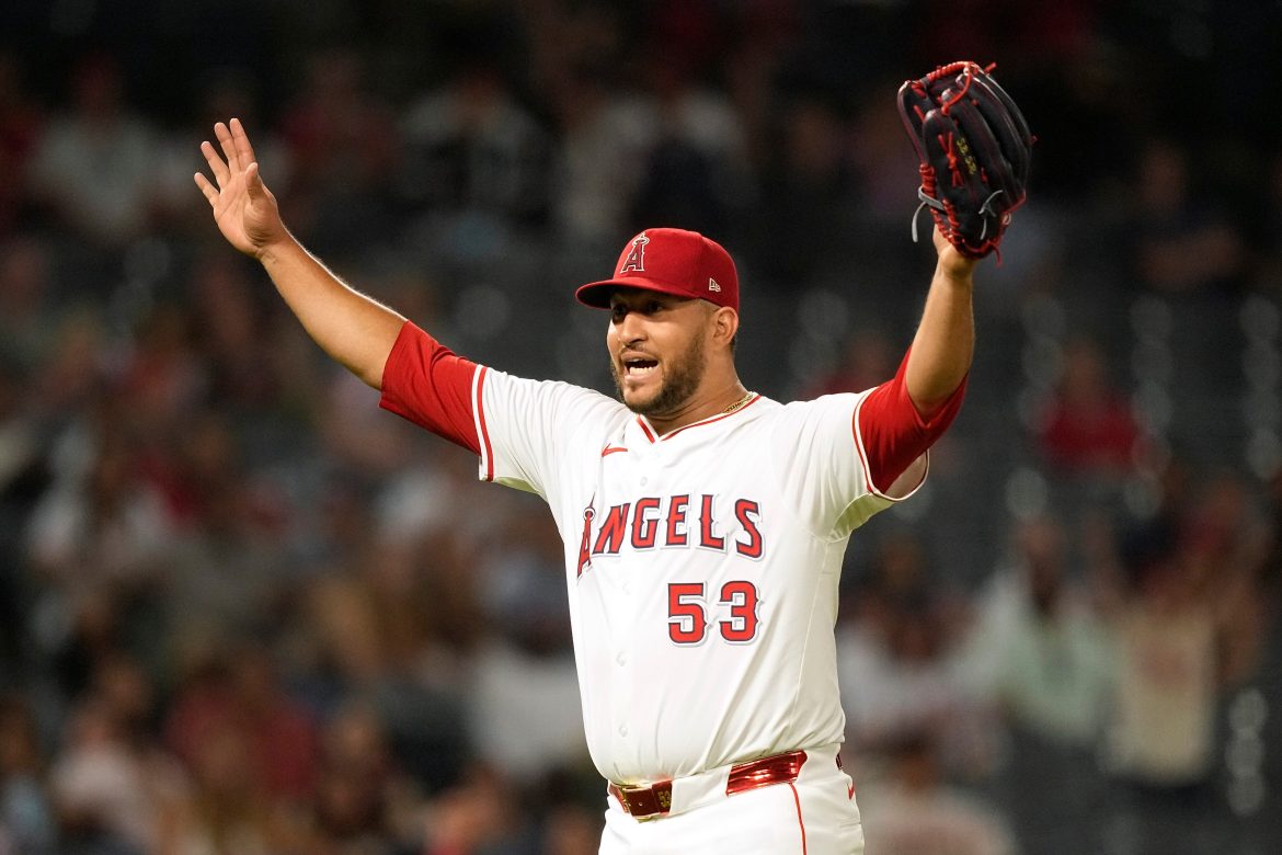 O arremessador reserva do Los Angeles Angels, Carlos Estevez, gesticula após Leody Taveras, do Texas Rangers, ser eliminado por falta durante o nono inning de um jogo de beisebol contra o Texas Rangers, quarta-feira, 10 de julho de 2024, em Anaheim, Califórnia. (Foto AP/Mark J. Terrill) AP