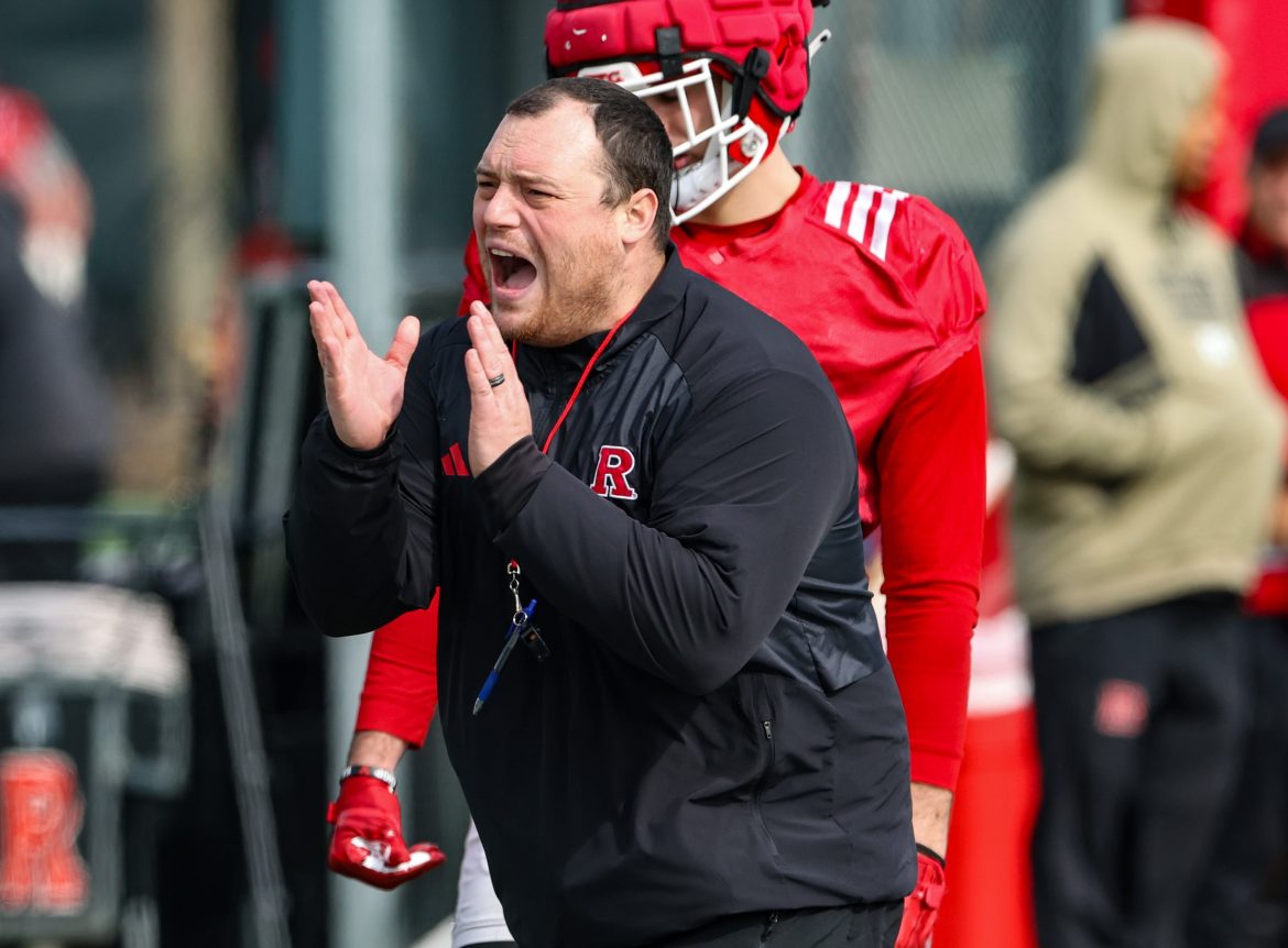 O treinador de tight ends da Rutgers, Scott Vallone, durante o treino de primavera, terça-feira, 26 de março de 2024, em Piscataway, NJ