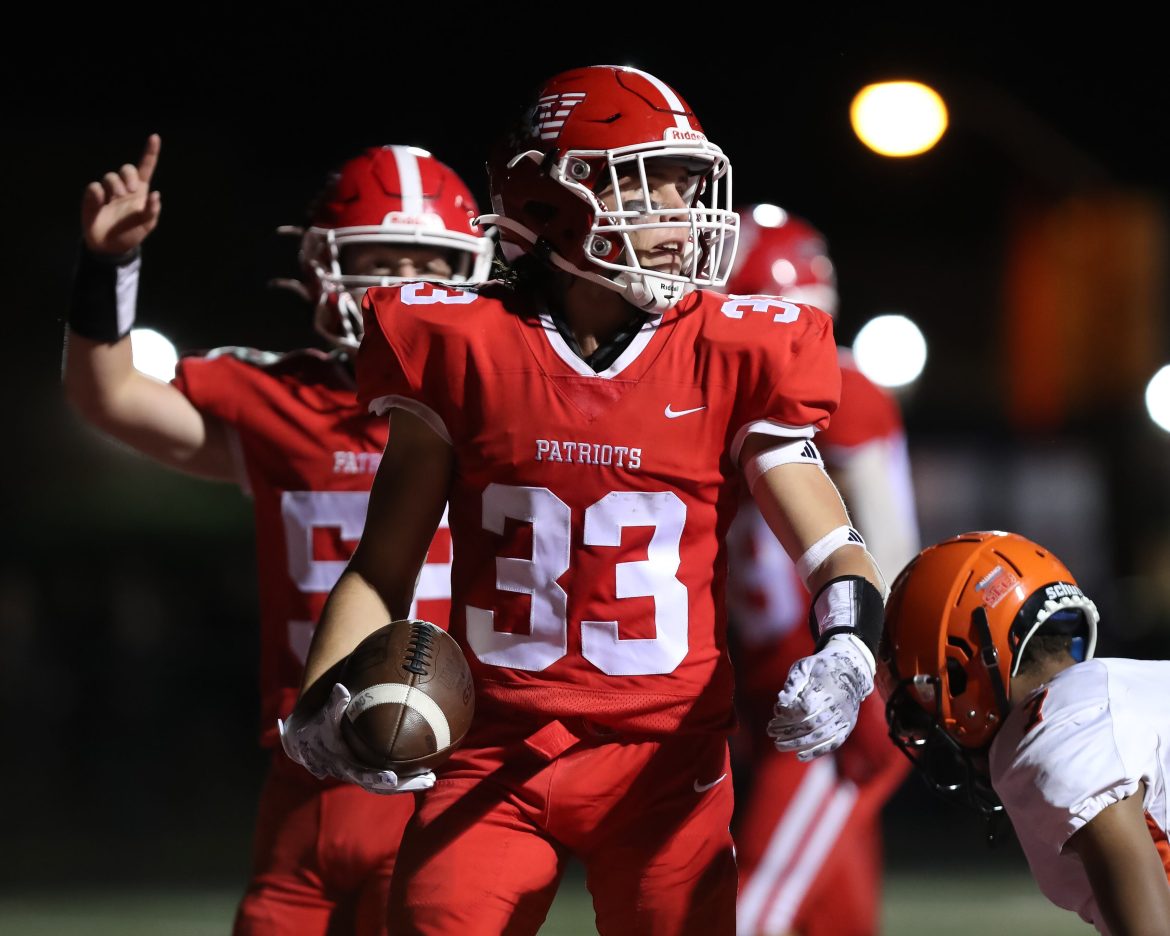 Hunter Del Valle (33) de Lenape Valley reage após marcar um touchdown contra Hackettstown durante o jogo de futebol na Lenape Valley Regional High School em Stanhope, NJ, na sexta-feira, 15 de setembro de 2023.