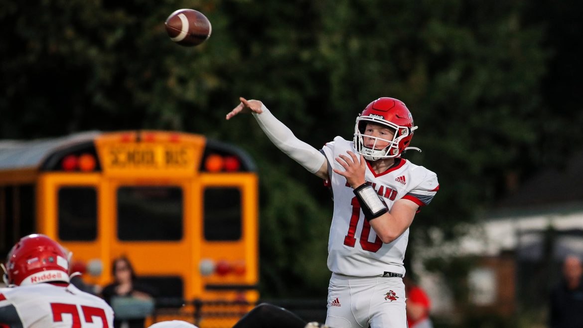 Collin Sabric (10) de Lakeland lança um passe durante o jogo de futebol entre Passaic Valley e Lakeland na Passaic Valley High School em Little Falls, NJ na sexta-feira, 15 de setembro de 2023.