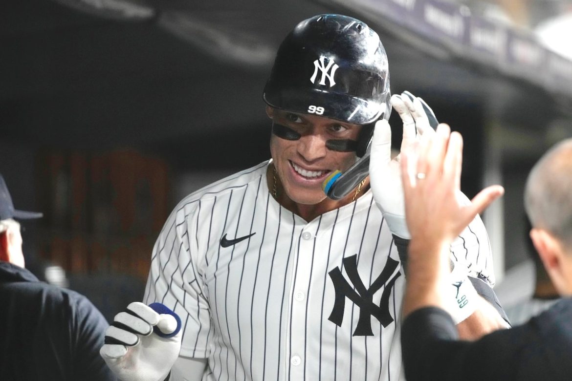 O defensor central dos Yankees, Aaron Judge, deu uma volta da vitória de uma ponta à outra do banco de reservas após acertar seu 49º home run na sexta entrada da vitória de sexta-feira à noite sobre os Rockies.