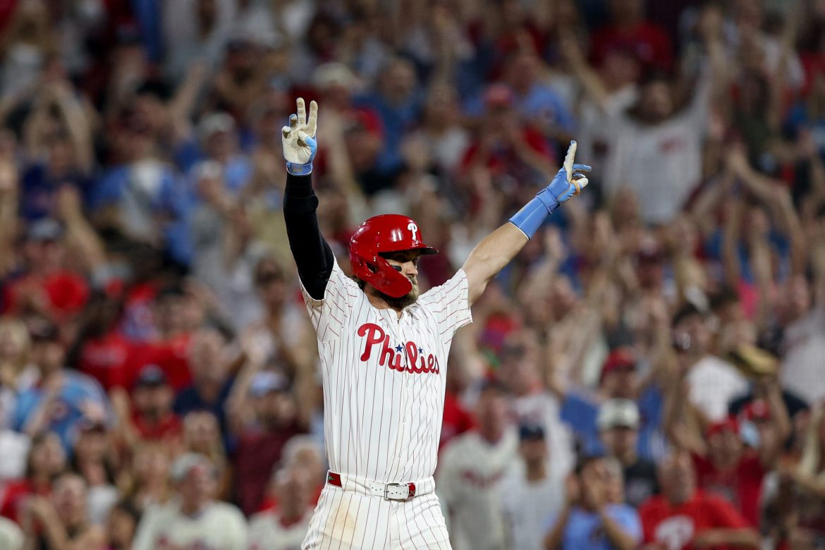 Bryce Harper (3) do Philadelphia Phillies comemora rebatida de walk-off single no 10º inning contra o Houston Astros no Citizens Bank Park na segunda-feira, 26 de agosto de 2024, na Filadélfia. (Heather Barry/Getty Images/TNS) TNS