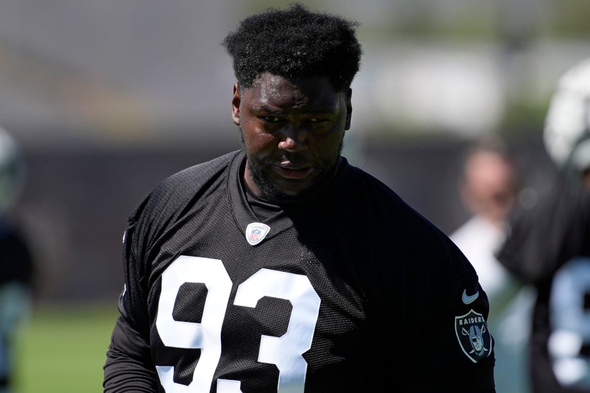Os Eagles teriam resgatado o ex-defensive tackle do Las Vegas Raiders, Byron Young (foto), da lista de dispensados ​​na quinta-feira.