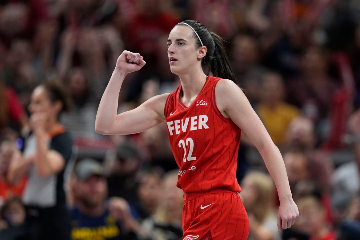 A armadora do Indiana Fever, Caitlin Clark, reage durante o primeiro tempo de uma partida de basquete da WNBA contra o Phoenix Mercury, sexta-feira, 16 de agosto de 2024, em Indianápolis. (Foto AP/Darron Cummings)