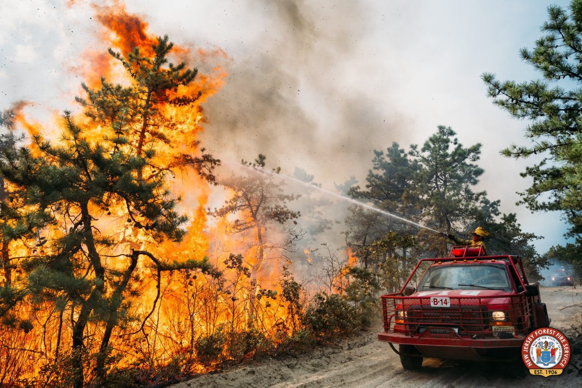 O Serviço de Incêndio Florestal de Nova Jersey permanece no local de um incêndio florestal na área do marcador de milha 10,5 na Rota 72 em Woodland Township.