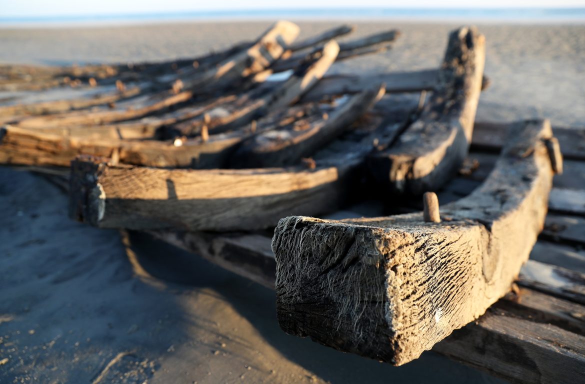 Os restos de um navio jazem na praia em Stone Harbor Point. Historiadores locais há muito discutem as origens das peças. (Lori M. Nichols | NJ Advance Media para NJ.com)