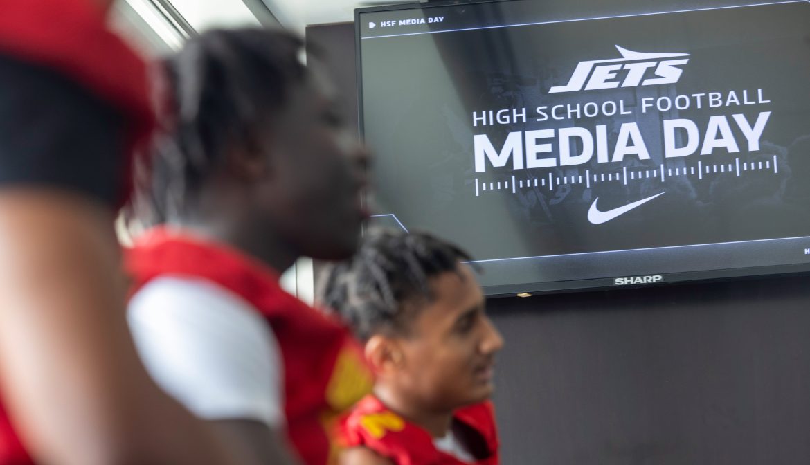 Jogadores de North Bergen aguardam sua vez no pódio durante o SFC Media Day no Met Life Stadium, terça-feira, 6 de agosto de 2024, em East Rutherford, NJ 