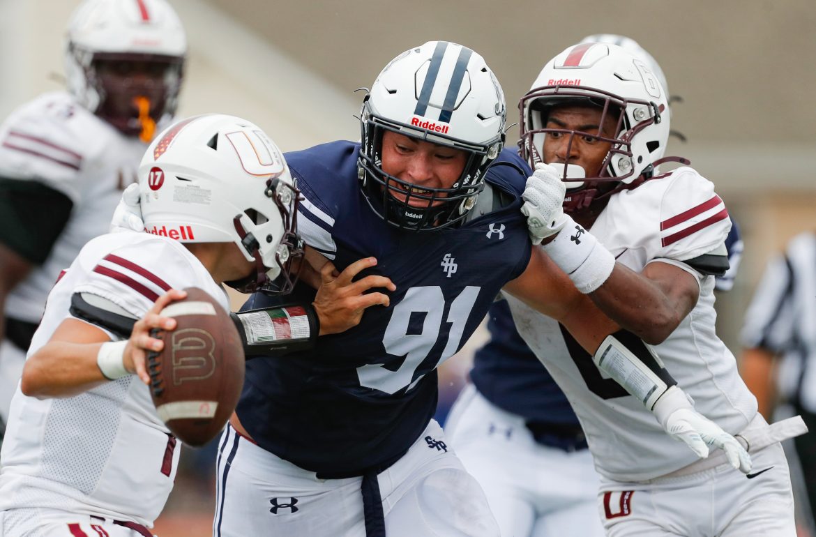 Tyler Amato (91) da Seton Hall Prep luta contra um bloqueio de Zaire Nash (6) da Union para derrubar o quarterback Matthew Nigro (17) durante o jogo de futebol entre Seton Hall Prep e Union no Brendan P. Tevlin Field no Kelly Athletic Complex em West Orange, NJ em 30/08/24.