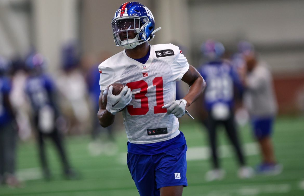 A segunda escolha do draft do New York Giants, Tyler Nubin, um safety de Minnesota, corre com a bola durante o minicamp de novatos, sexta-feira, 10 de maio de 2024, em East Rutherford, NJ 