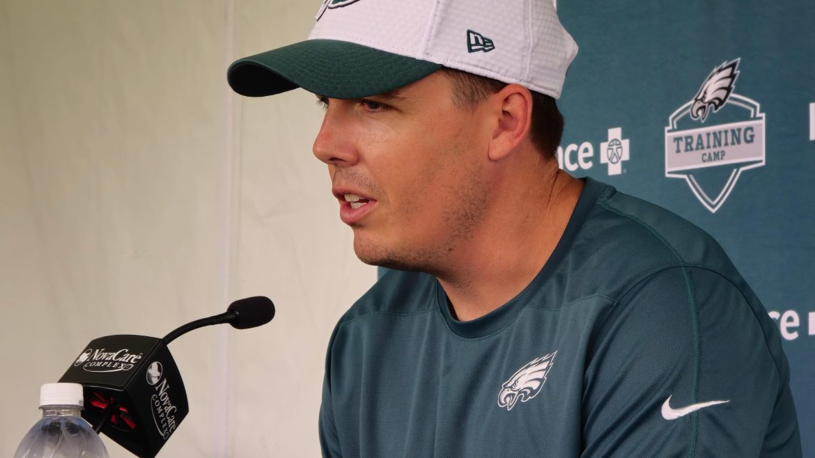 O coordenador ofensivo dos Eagles, Kellen Moore, usou falhas no ataque para abrir oportunidades para os running backs.