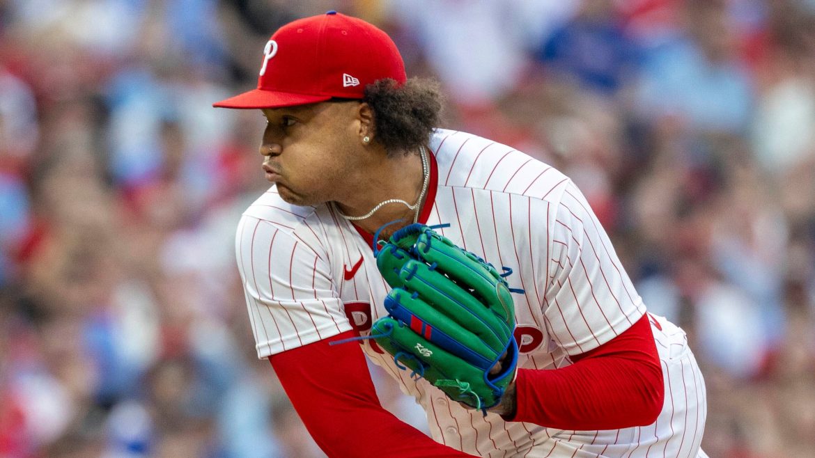 O arremessador titular do Philadelphia Phillies, Taijuan Walker, arremessa durante o primeiro inning de um jogo de beisebol contra o Minnesota Twins, sábado, 12 de agosto de 2023, na Filadélfia. (Foto AP/Laurence Kesterson) AP
