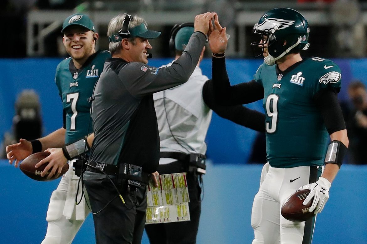 O ex-quarterback dos Eagles, Nick Foles (9), comemora um touchdown com o técnico Doug Pederson, durante o primeiro tempo da vitória do time no Super Bowl de 2018 sobre o New England Patriots.