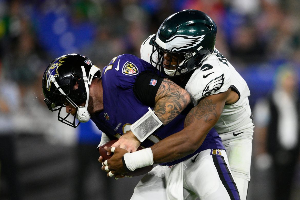 O linebacker dos Eagles, Nolan Smith Jr. (à direita), derruba Devin Leary do Baltimore Ravens durante o segundo tempo. Smith começou o jogo de sexta-feira no lugar do defensive end Josh Sweat.