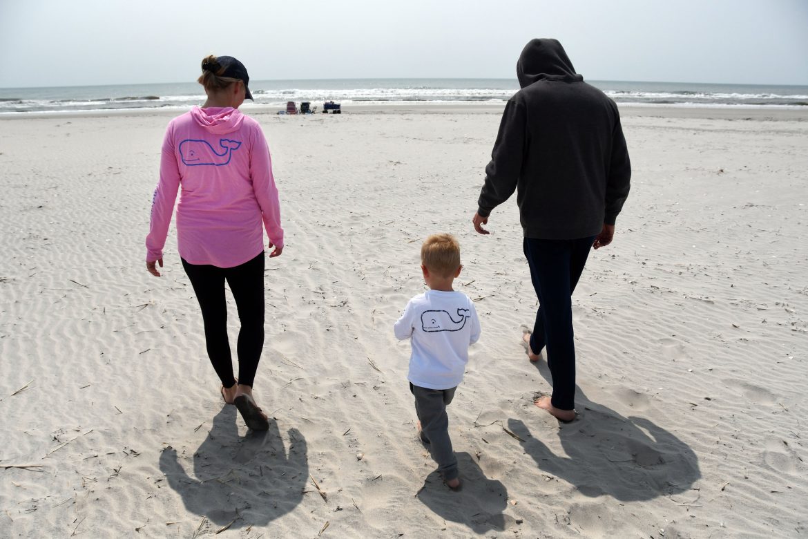 Chris e Lisa Thude de Collegeville, PA e seu filho Charlie caminham na Whale Beach em Strathmere, NJ, na quarta-feira, 17 de maio de 2023.