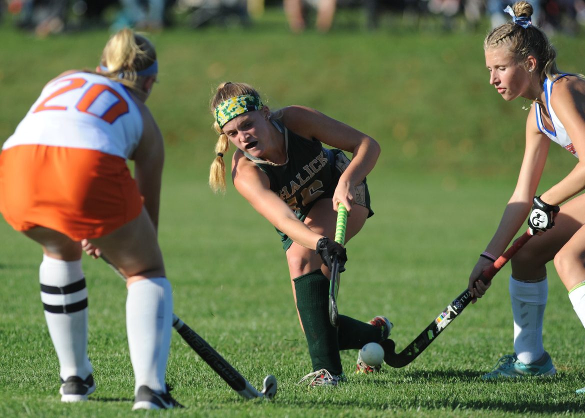 Phoebe Alward (16) de Schalick passa a bola entre Kayla Brown (20) e Shyann Higinbotham (4) de Woodstown durante um jogo de hóquei em campo na Woodstown High School, sexta-feira, 13 de outubro de 2023.
