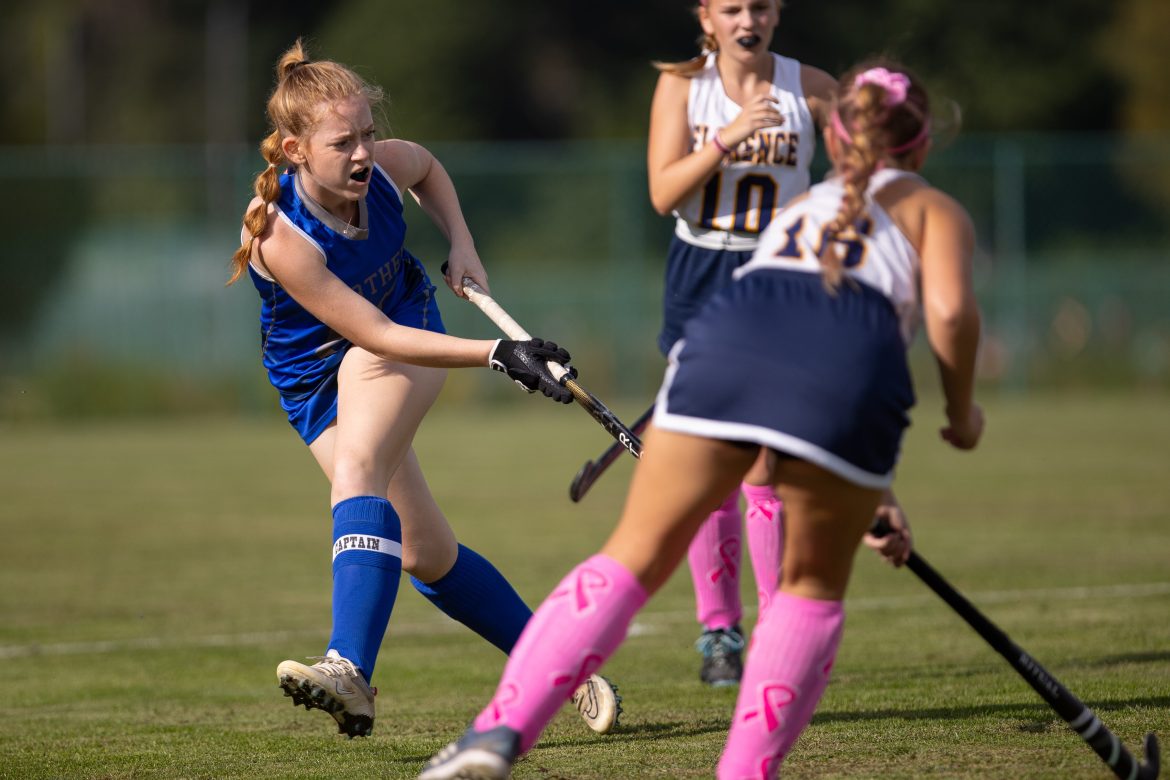 Kyla Hoffman (26), de Northern Burlington, passa a bola na Florence Township Memorial High School, em Florence, NJ, na segunda-feira, 2 de outubro de 2023.