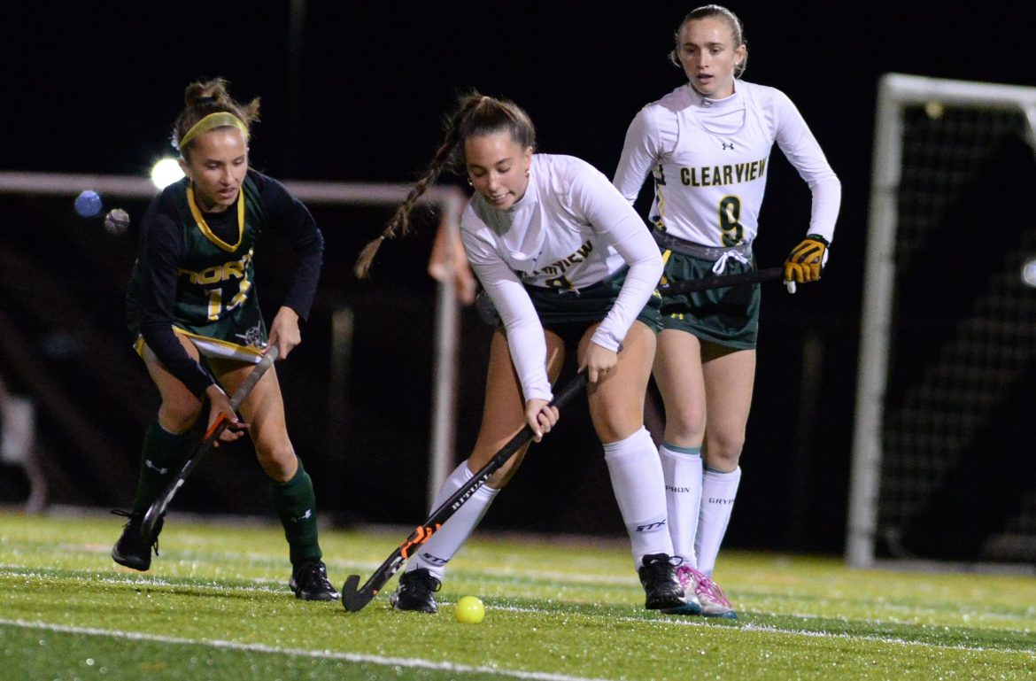 Ella Gandy (9) de Clearview passa a bola durante a final do Grupo 3 de hóquei em campo contra North Hunterdon na Bordentown High School, sábado, 11 de novembro de 2023. 