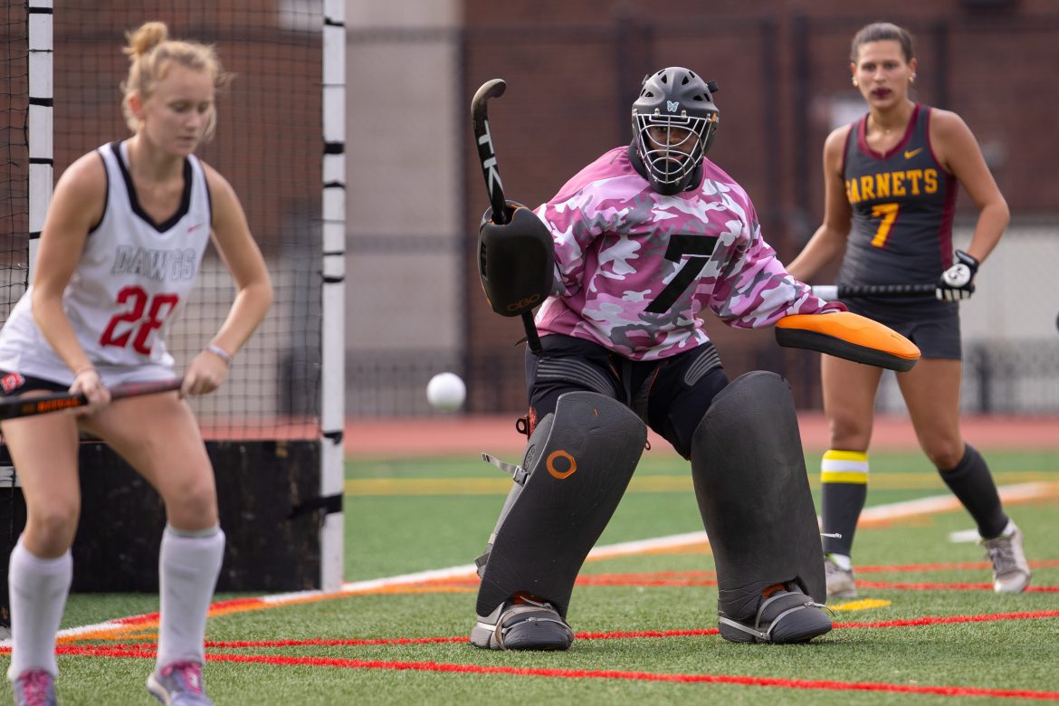 Mani'a Lacy (GK) de Haddon Heights mantém os olhos na bola na semifinal do Grupo 2 do Sul de Jersey, na Haddonfield High School, em Haddonfield, NJ, no sábado, 4 de novembro de 2023.