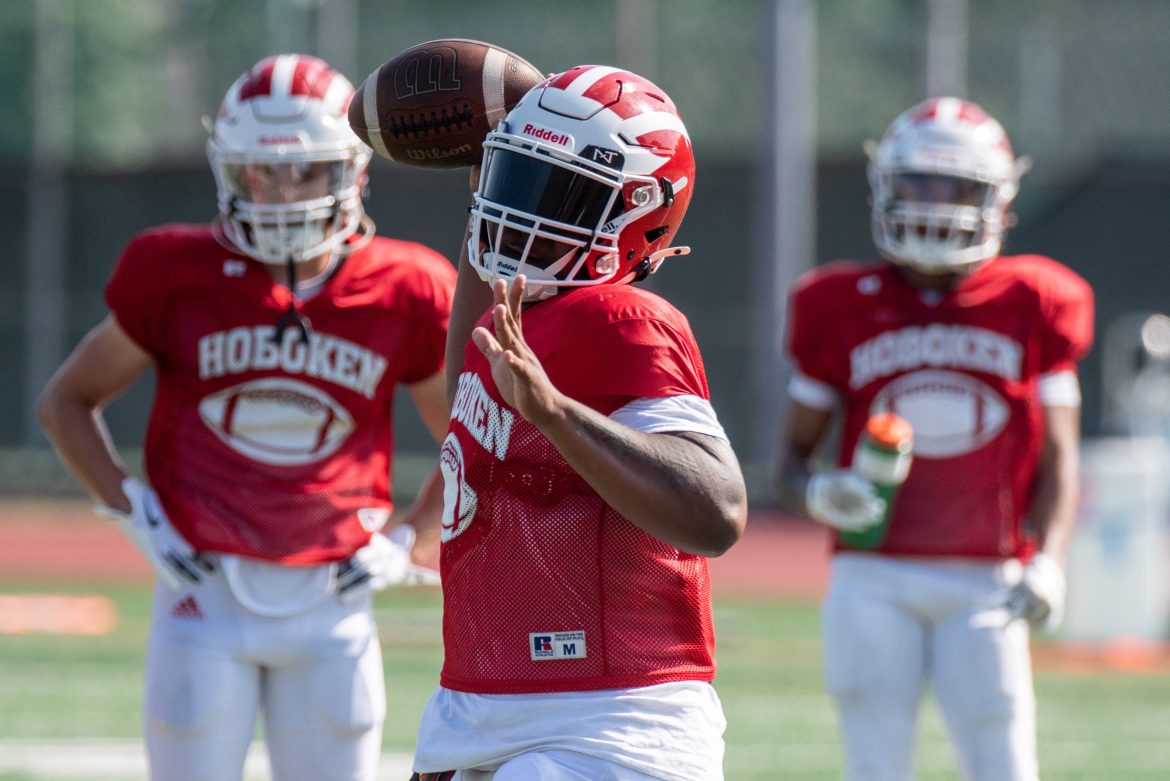 O time de futebol americano de Hoboken enfrenta o Weehawken em um jogo amistoso em 19 de agosto de 2024, no Estádio Kennedy.