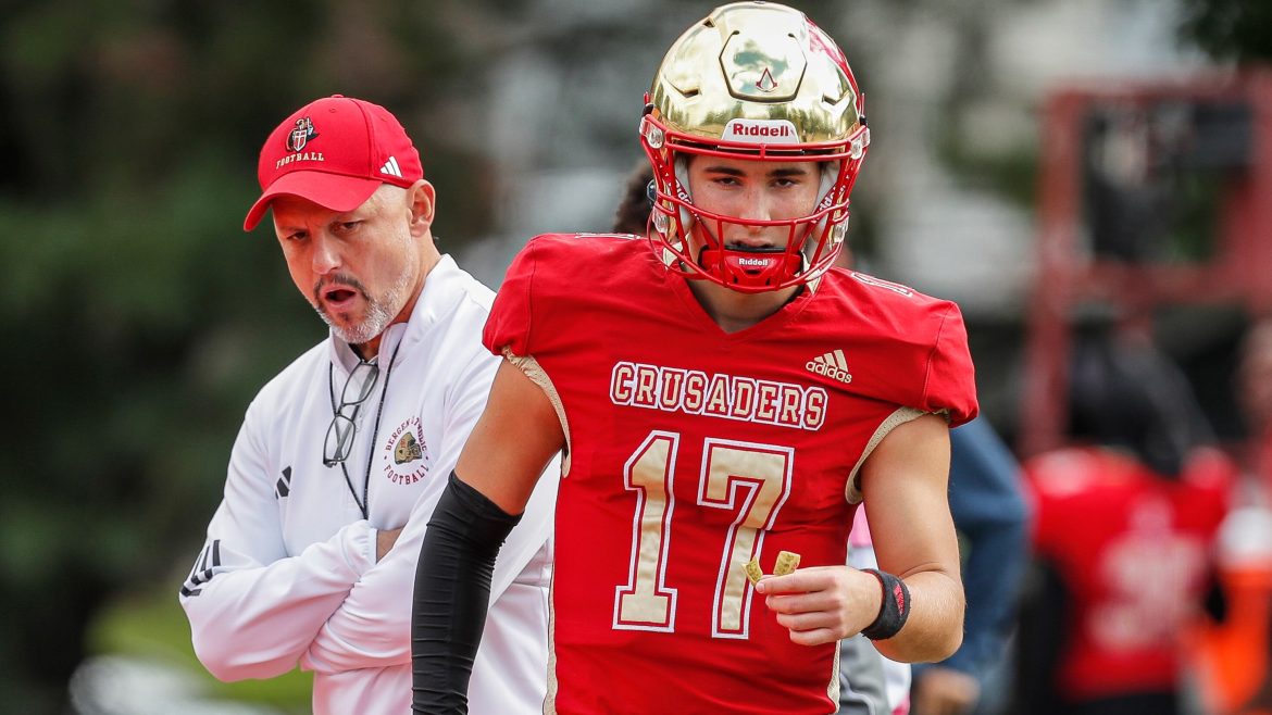 O treinador principal do Bergen Catholic, Vito Campanile, e Dominic Campanile (17) antes do jogo de futebol entre o No. 1 Bergen Catholic e o No. 2 St. Joseph (Mont.) na Bergen Catholic High School em Oradell, NJ, no domingo, 15 de outubro de 2023.