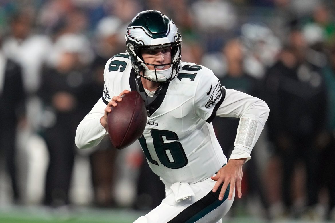 O quarterback dos Eagles, Tanner McKee, melhorou seu desempenho na vitória de quinta-feira contra o New England Patriots.