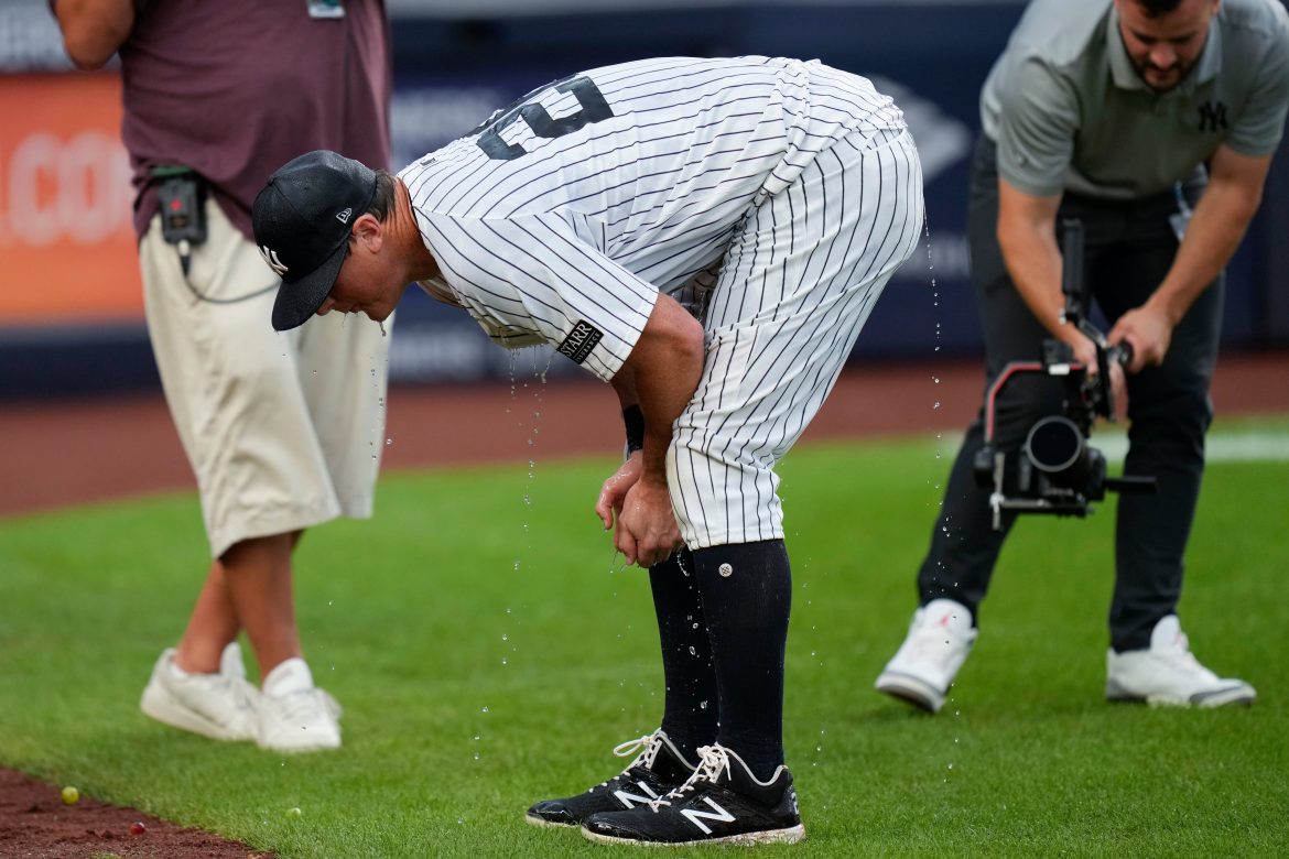 Enquanto jogava na primeira base durante o treino de rebatidas na sexta-feira, o jogador de campo interno do Yankees, DJ LeMahieu, foi atingido no rosto por uma bola de beisebol arremessada e foi retirado da escalação.