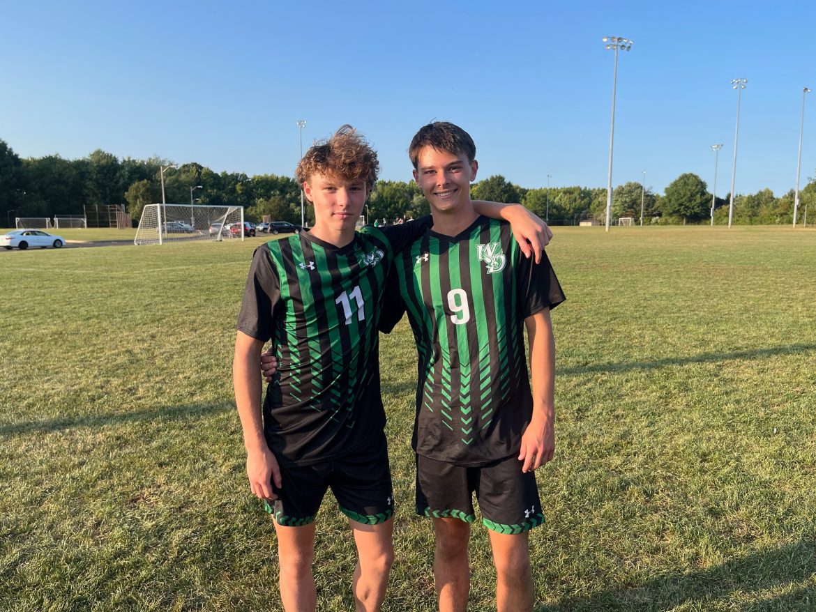 Nick Hartman (à esquerda) e Troy Dreger do time de futebol masculino de West Deptford.