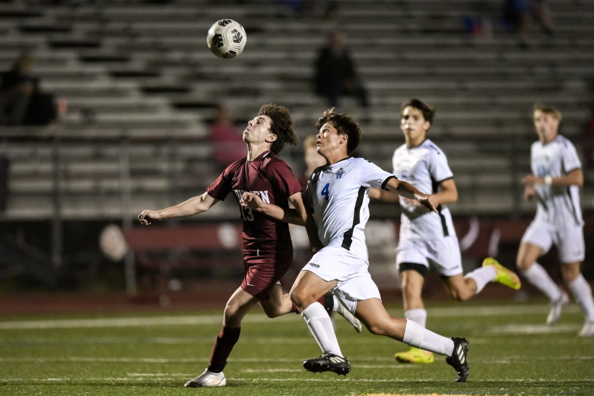 Max Velez (13) da Don Bosco Prep tenta um passe enquanto Patrick Cadigan (4) da Westfield segue atrás durante o jogo de futebol masculino na Don Bosco Prep em Ramsey, NJ, na quinta-feira, 14 de setembro de 2023.