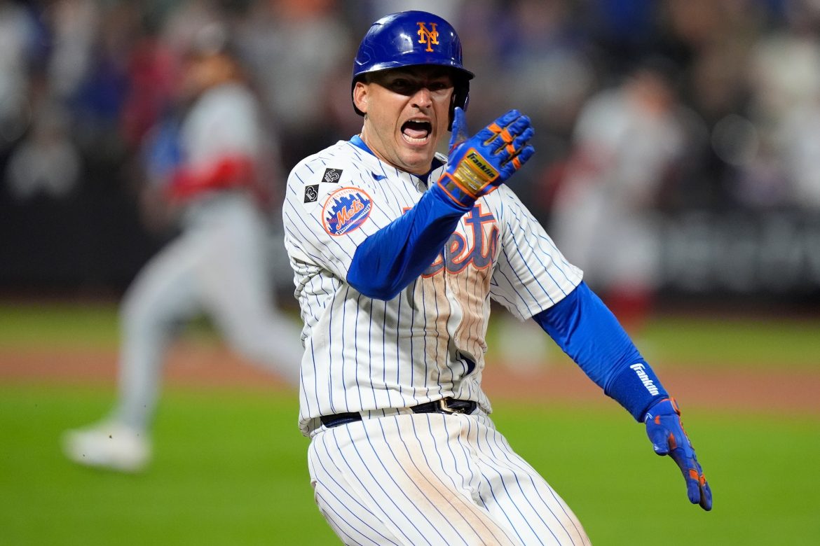Jose Iglesias, do New York Mets, comemora depois de acertar um single RBI durante a oitava entrada de um jogo de beisebol contra o Washington Nationals, segunda-feira, 16 de setembro de 2024, em Nova York. (Foto AP/Frank Franklin II)