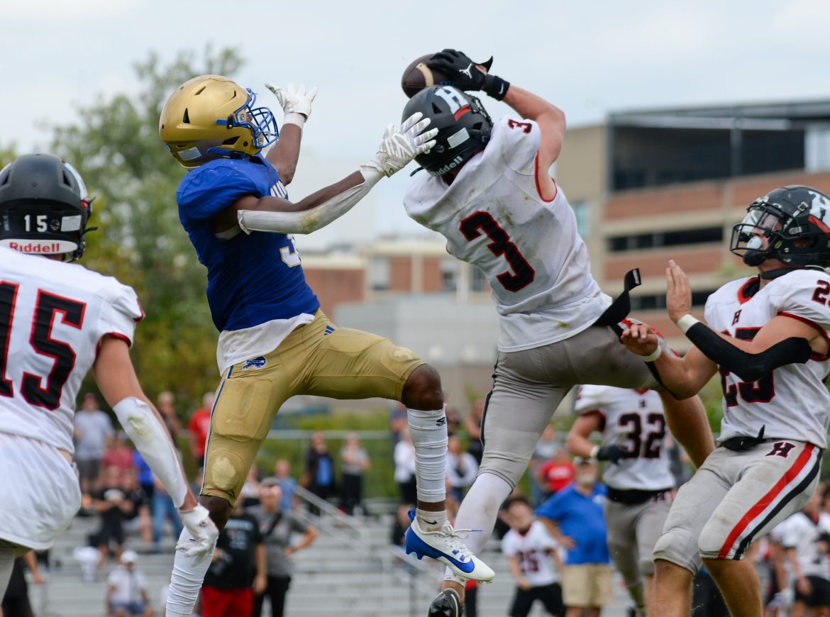 Mike Keenan, 3, de Haddonfield intercepta um passe destinado a Elijah Young, 3, de Woodbury para vencer o jogo de futebol por 21 a 20 na Woodbury High School, sábado, 7 de setembro de 2024.