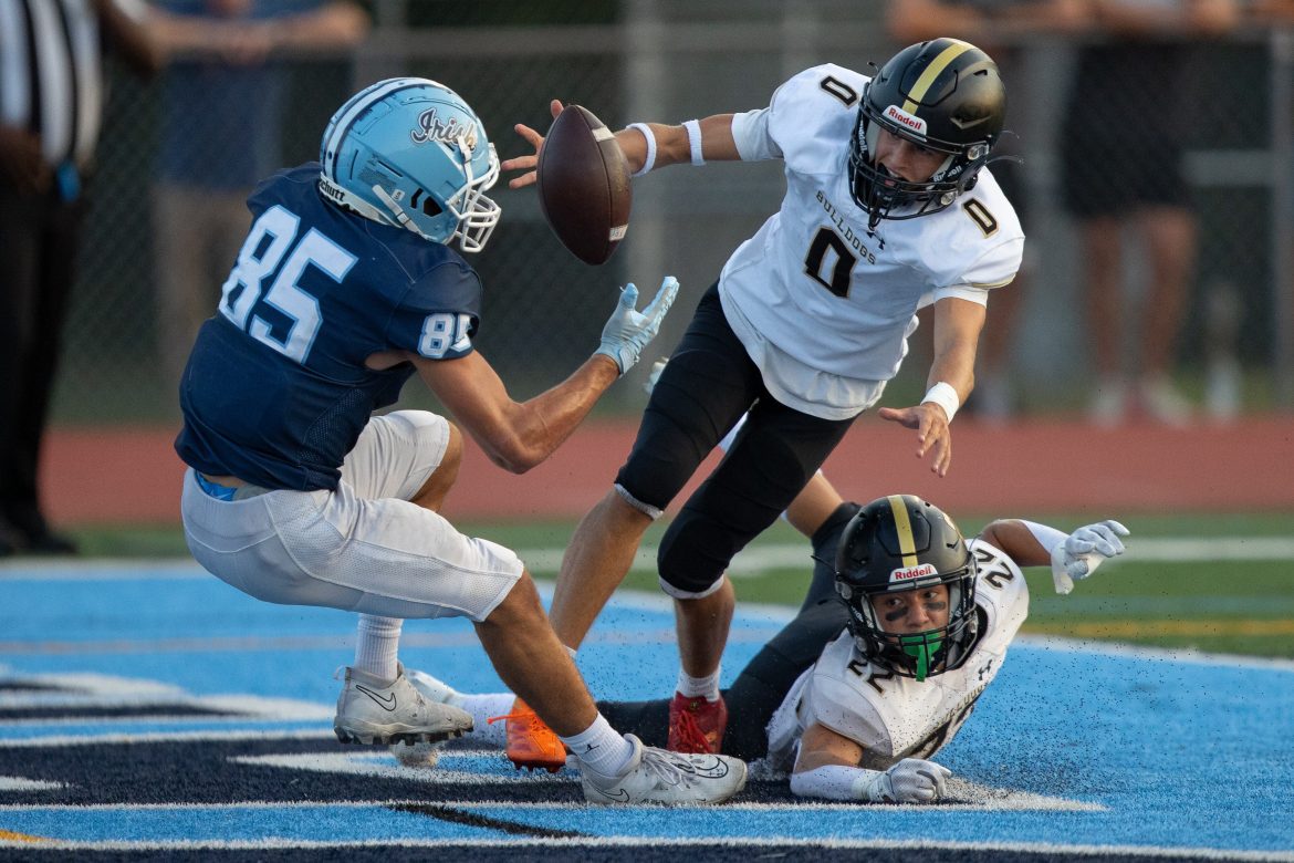 Wyatt Moore (85) de Notre Dame faz a recepção para um touchdown enquanto Jude Berman (0) e Luke Caldwell (22) de Hopewell Valley defendem na Notre Dame High School em Lawrenceville, NJ na sexta-feira, 13 de setembro de 2024.