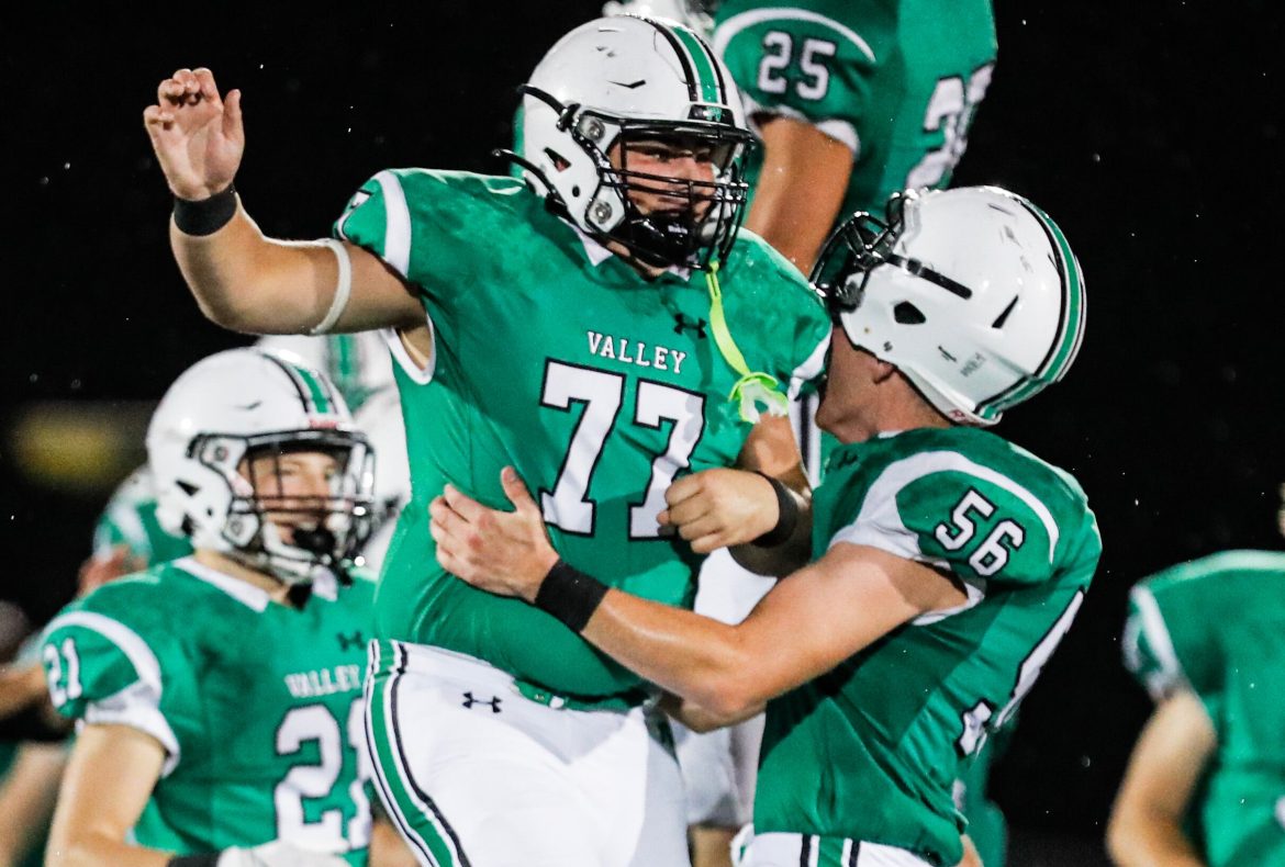 Rocco Spezial (77) e Vincent Simone (56) de Pascack Valley comemoram após vencer o jogo de futebol entre Pascack Valley e Westwood na Pascack Valley High School em Hillsdale, NJ em 07/09/24.