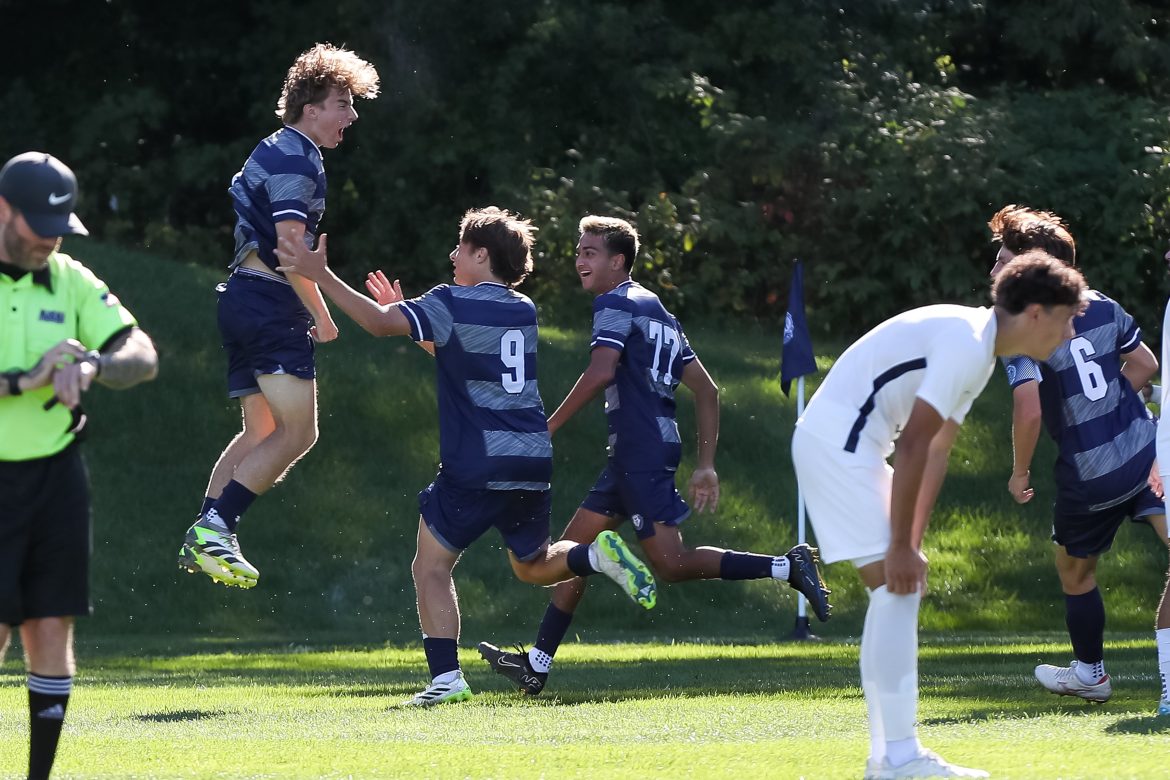 Henry Foster (8) de Pingry comemora com sua equipe após marcar um gol no início do jogo contra a Christian Brothers Academy durante o jogo de futebol masculino na Pingry School em Basking Ridge NJ na terça-feira, 10 de setembro de 2024.