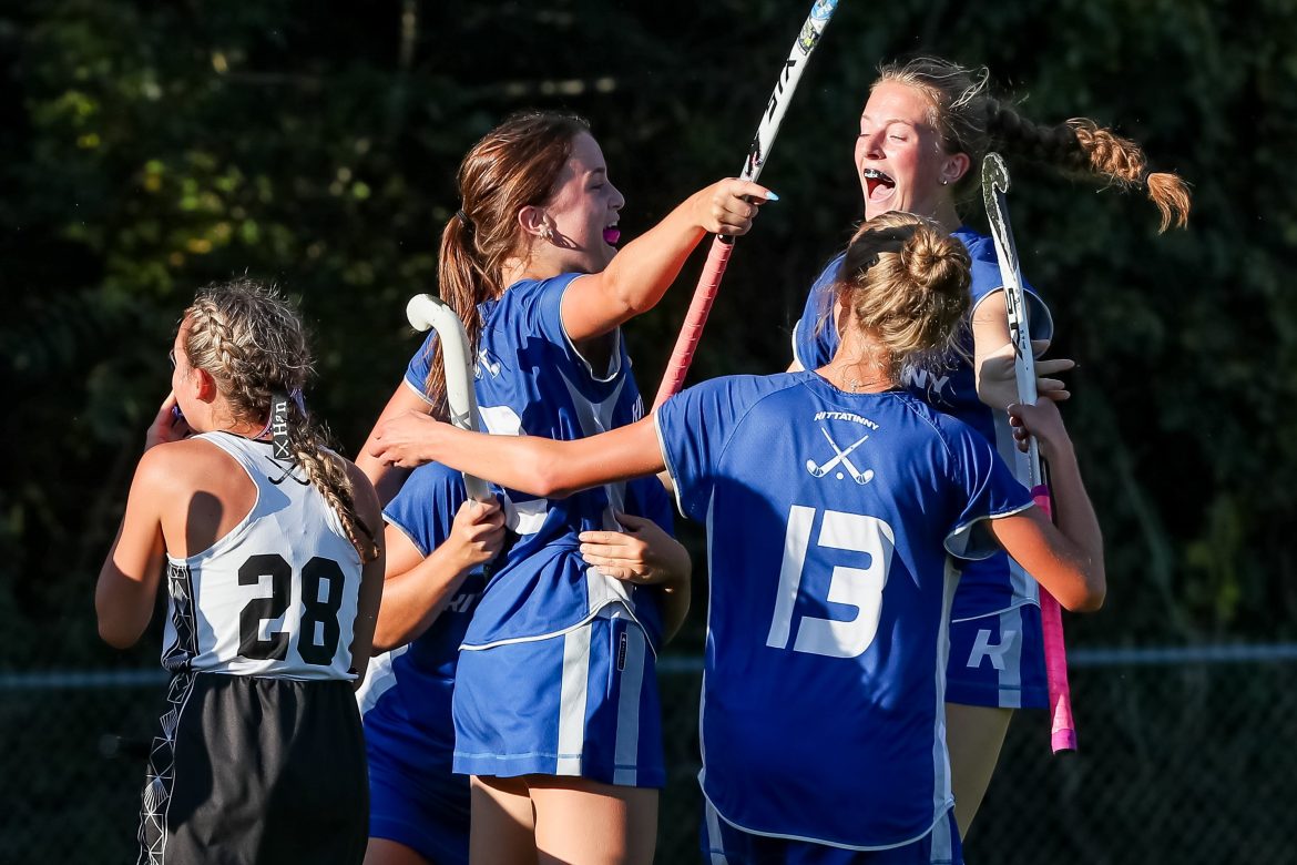 Gianna Caruso (2) de Kittatinny (à esquerda) comemora com Samantha Ruitenberg (13) e Megan Williver (5) após marcar um gol contra Wallkill Valley durante o jogo de hóquei em campo na Kittatinny Regional High School em Newton, NJ, na sexta-feira, 20 de setembro de 2024.