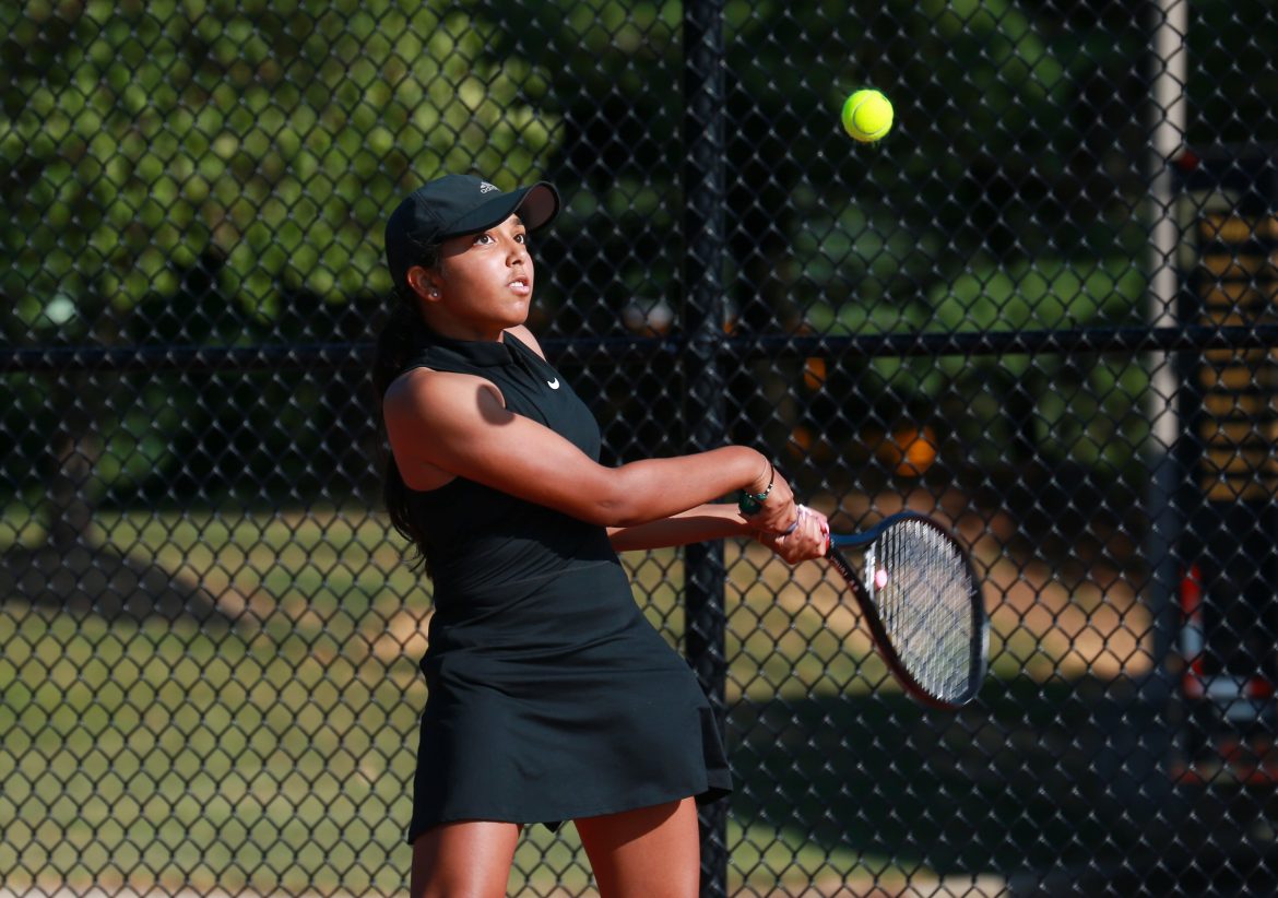 Ishika Rudroju de South Brunswick durante a partida de tênis feminino do ensino médio JP Stevens versus South Brunswick em South Brunswick, NJ, na quinta-feira, 5 de setembro de 2024.  