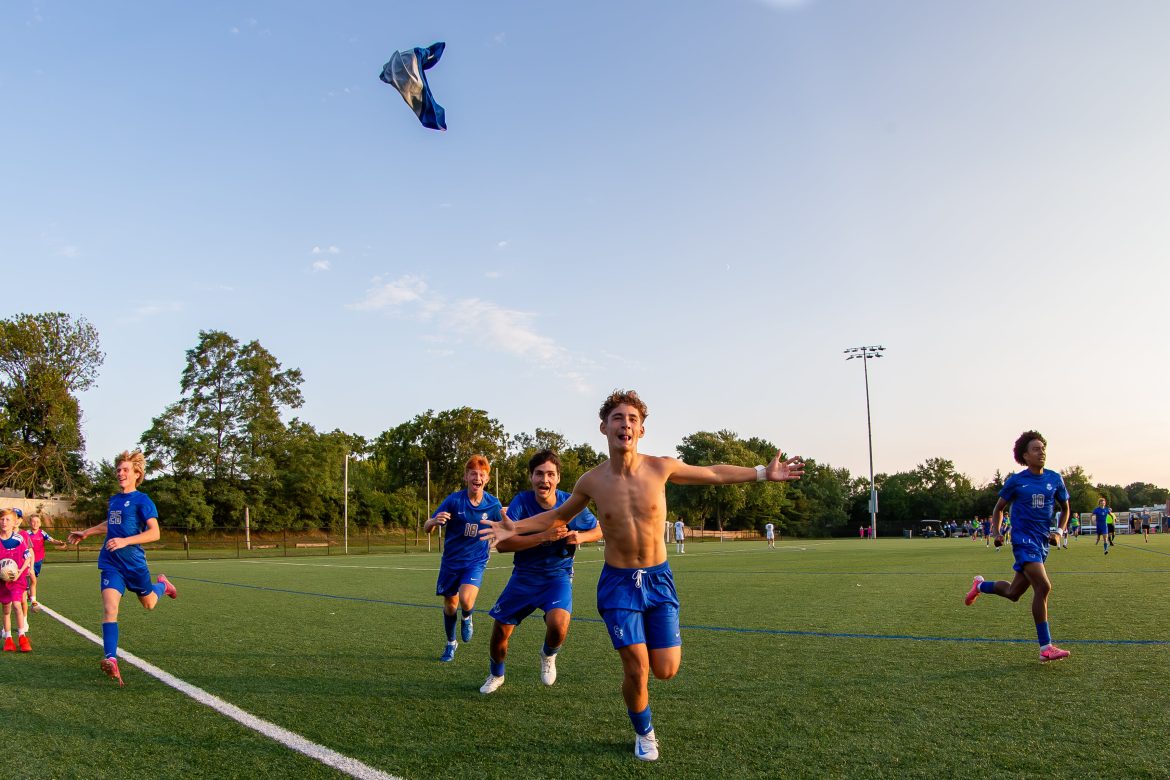 Anastasio Pavlou (14) de Scotch Plains-Fanwood (centro) lidera a comemoração após marcar o gol da vitória na prorrogação para derrotar Montclair por 3 a 2 no jogo de futebol masculino na Scotch Plains-Fanwood High School em Scotch Plains NJ na segunda-feira, 9 de setembro de 2024.