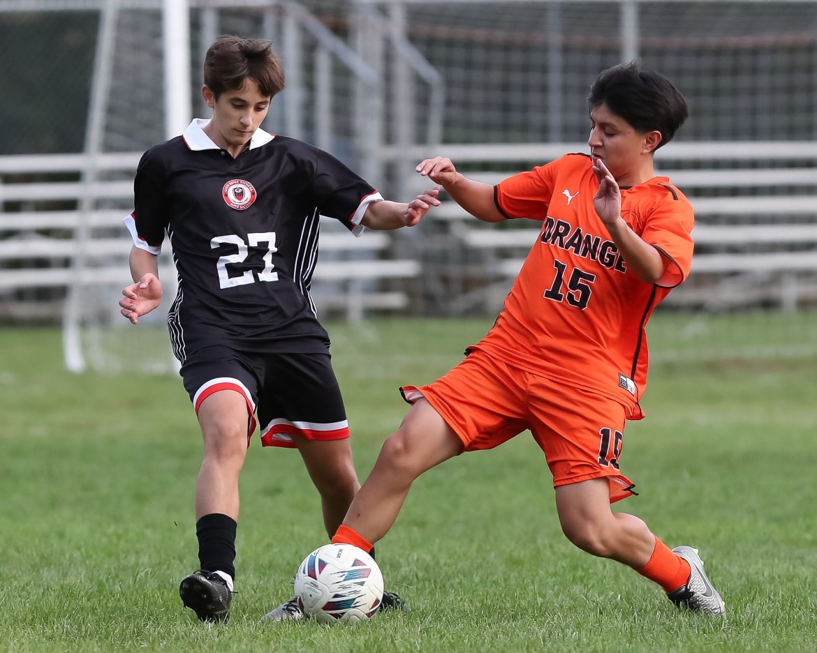 Max Fleischer (27) de Glen Ridge e Anthony Cambiazca (15) de Orange lutam pela bola durante a primeira rodada do torneio de futebol masculino do Condado de Essex no Watsessing Park em Bloomfield, NJ, na segunda-feira, 9 de outubro de 2023.