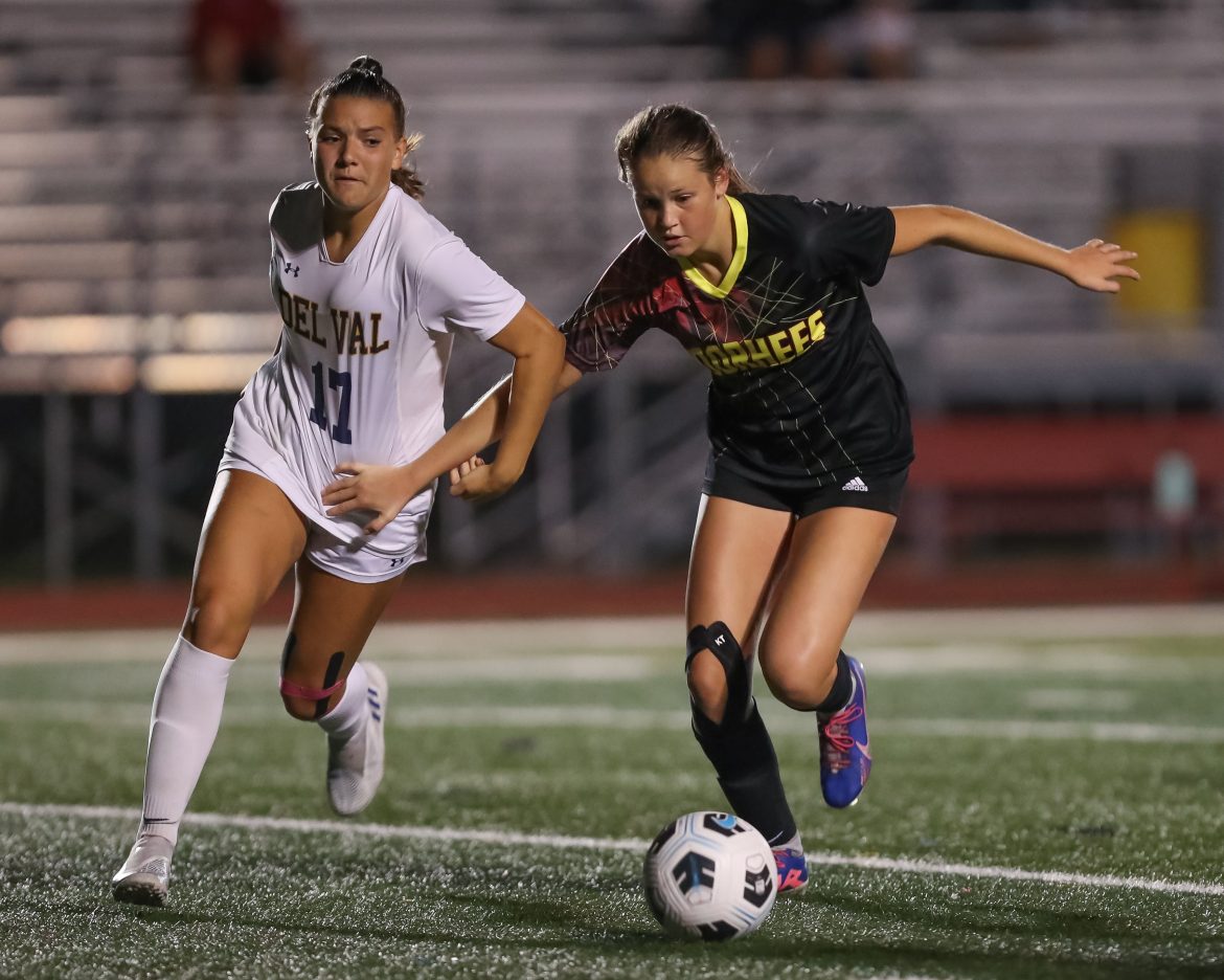 Abigail Godown (17) de Delaware Valley e Siobhan Devine (8) de Voorhees lutam pela bola durante o jogo de futebol feminino na Voorhees High School na quinta-feira, 21 de setembro de 2023.
