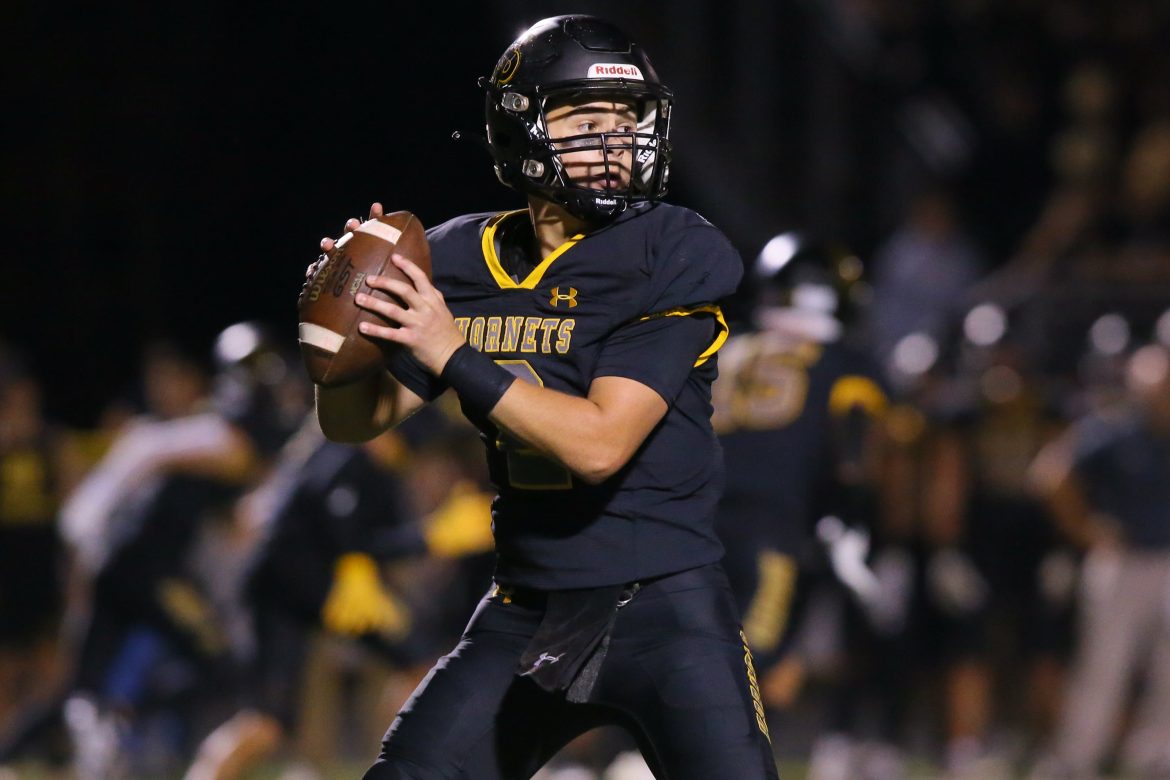 Joey Borrello (2) do Hanover Park passa durante as quartas de final da N1G2 entre Hanover Park e Pompton Lakes em East Hanover na sexta-feira, 27 de outubro de 2023.