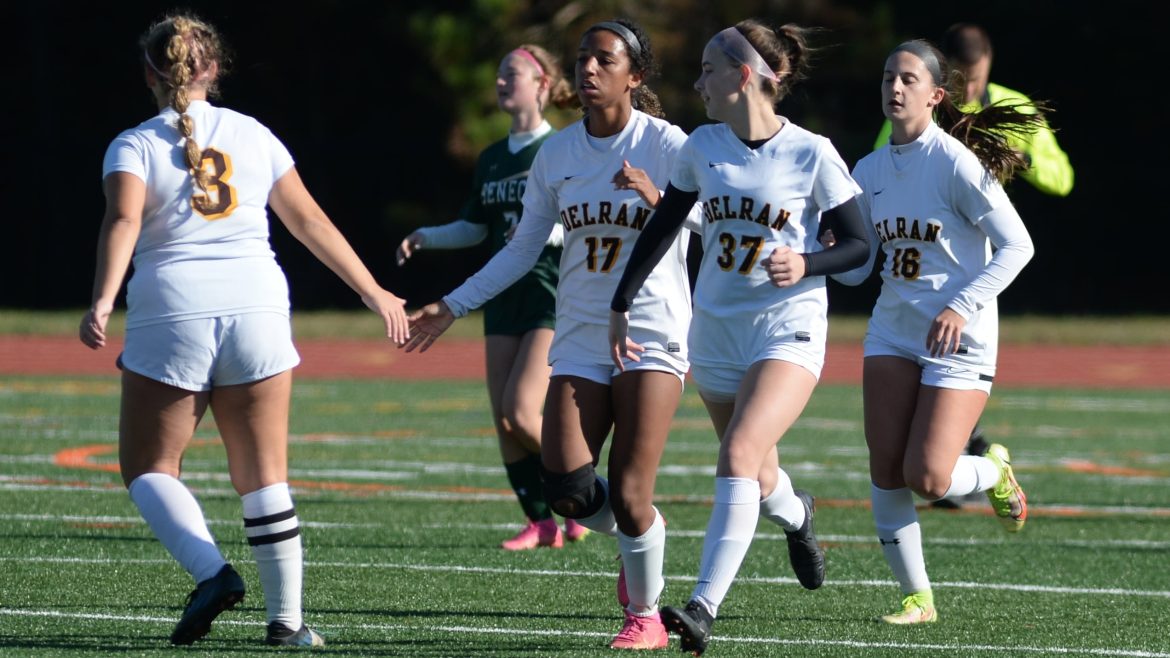 Mya Jackson (17) dá um high five em Summer Parkinson (3) de Delran após marcar um gol durante uma partida de futebol feminino da semifinal do Grupo 2 do Sul de Jersey contra Seneca na Seneca High School em Tabernacle, quinta-feira, 2 de novembro de 2023.