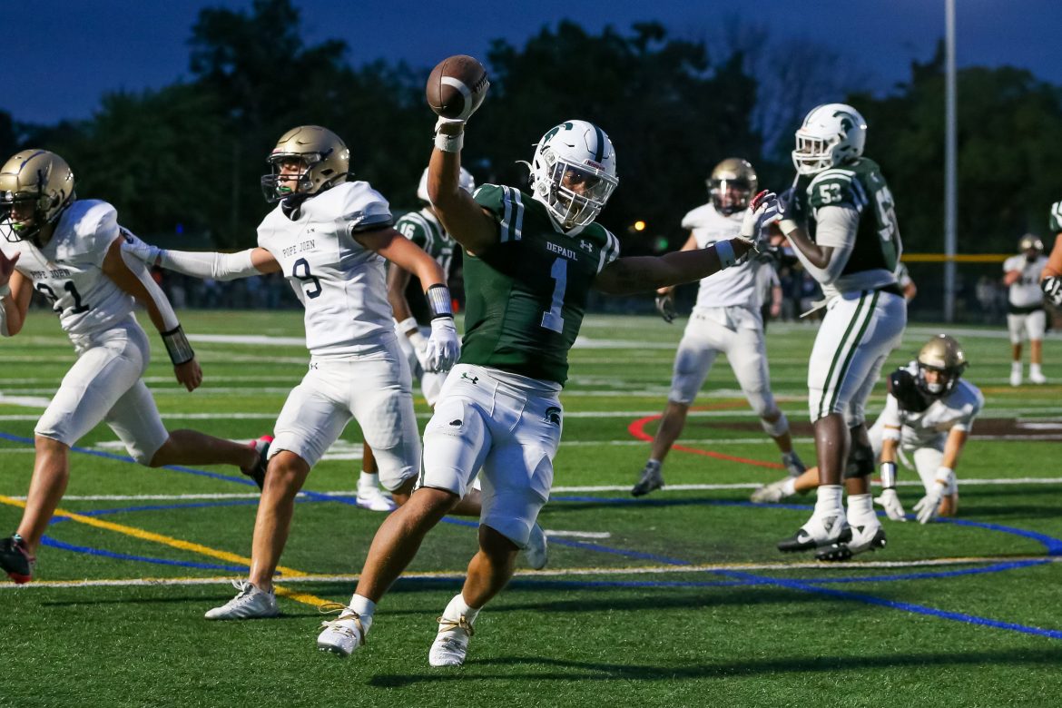 Nolan James Jr. (1) de DePaul corre com a bola para um touchdown contra Pope John durante o jogo de futebol na DePaul Catholic High School em Wayne, NJ na sexta-feira, 30 de agosto de 2024.