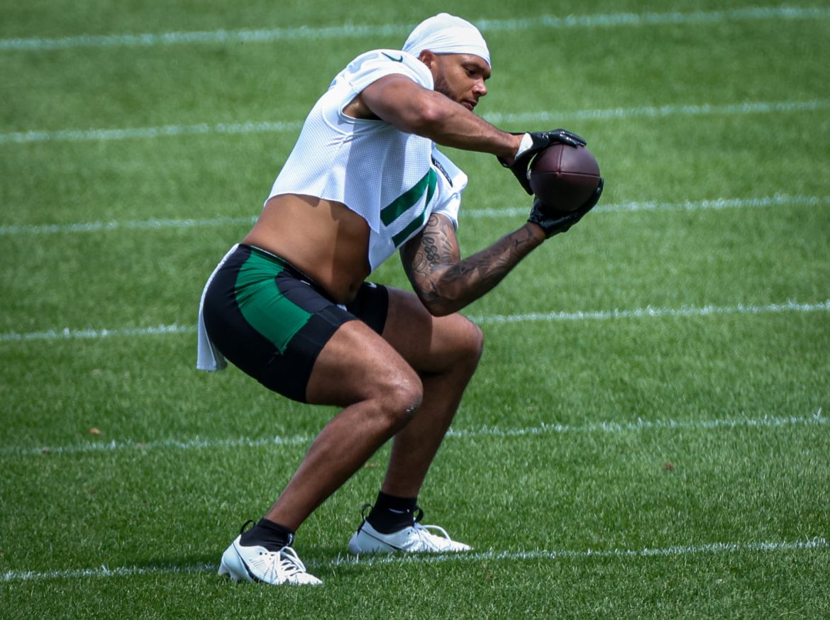 O linebacker do New York Jets, Jermaine Johnson, saiu do jogo de domingo.
