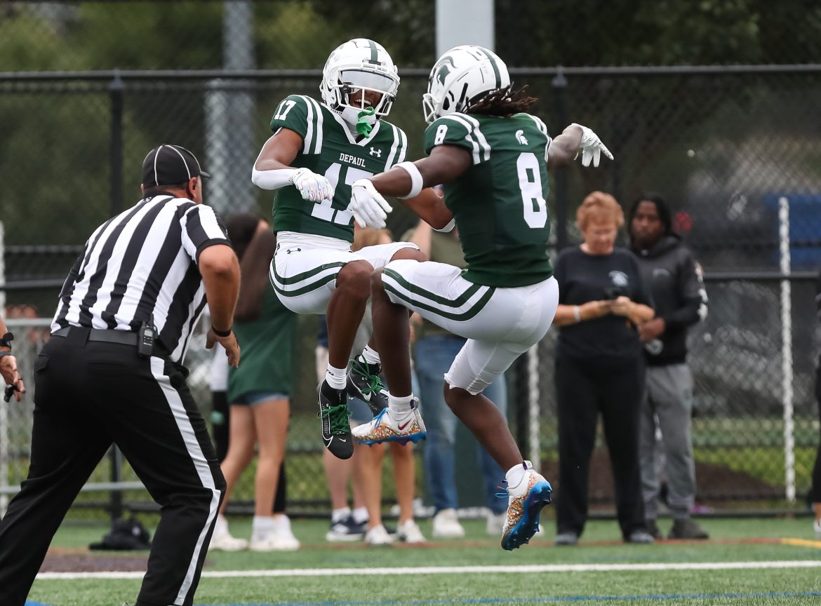 Elijah Burress (17) de DePaul comemora com De'zie Jones (8) após marcar um touchdown contra Pope John durante o jogo de futebol na DePaul Catholic High School em Wayne, NJ, na sexta-feira, 30 de agosto de 2024.