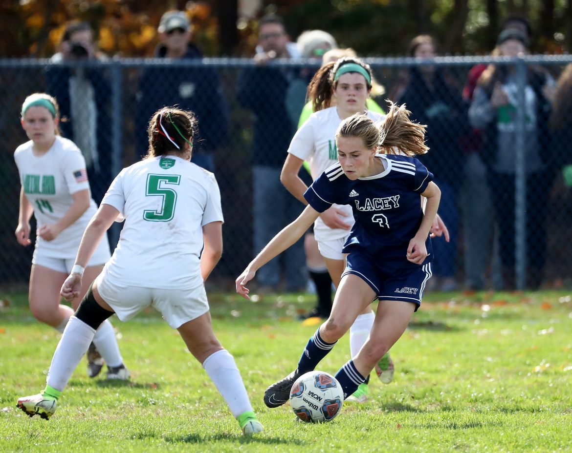 Natalie McGovern (3), de Lacey, dribla Alyssa Turner (5), de Mainland, durante a prorrogação da final do Grupo 3 de futebol feminino de South Jersey, sábado, 13 de novembro de 2021.