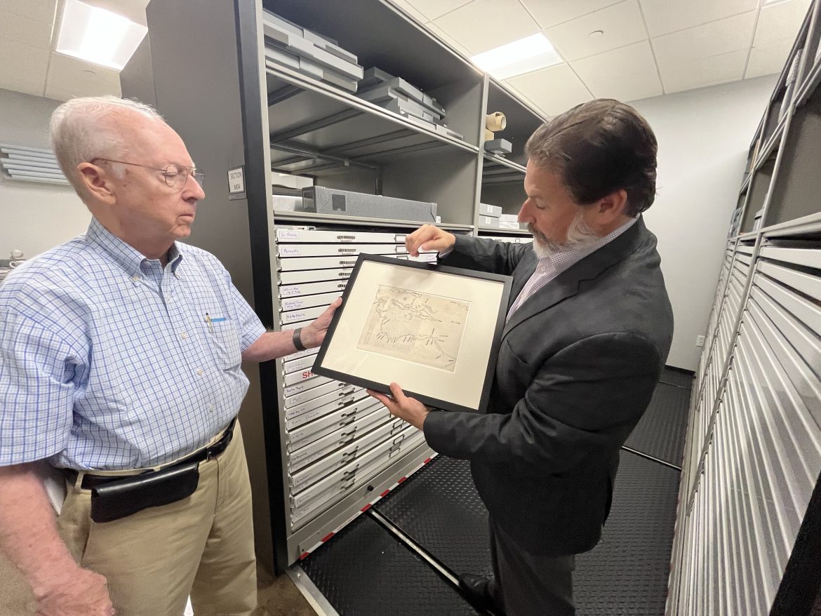 Tom Touchton e Rodney Kite-Powell examinam um mapa nos arquivos da Biblioteca de Mapas de Touchton