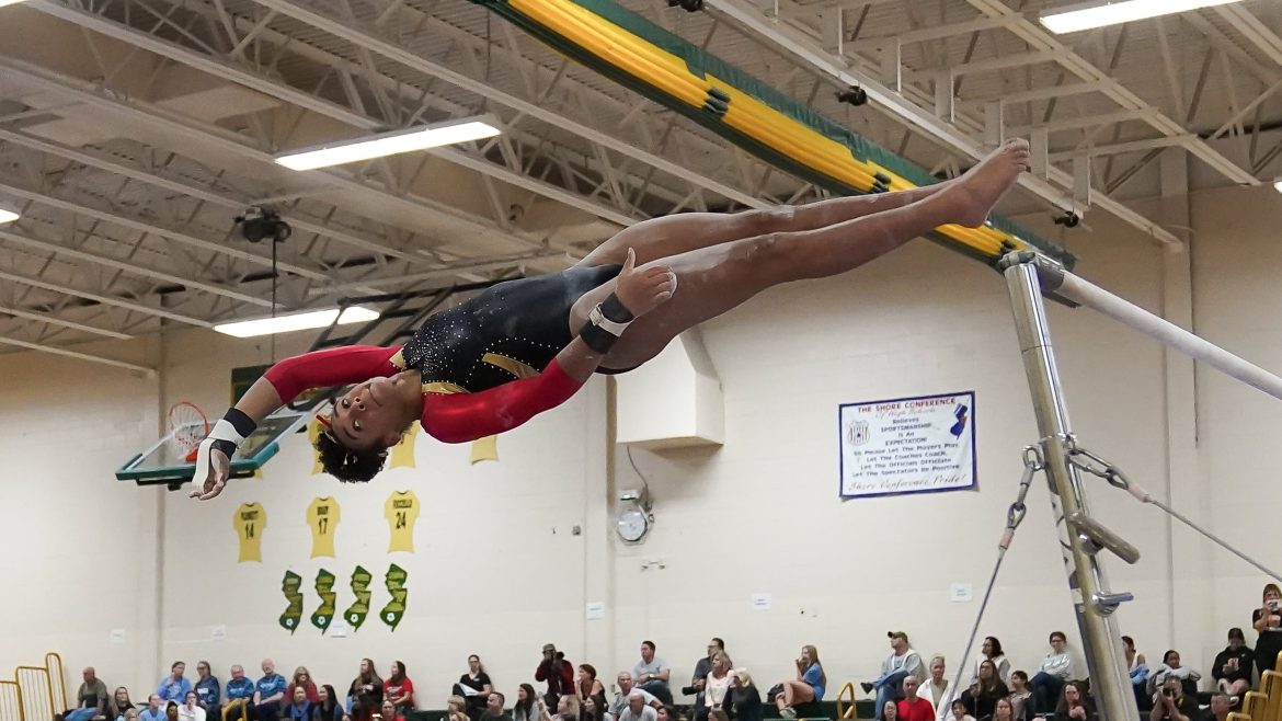 Natalie Watson, de Mount Olive, nas barras durante o Campeonato de Equipe NJSIAA na Brick Memorial High School em Brick, NJ, em 10 de novembro de 2022.