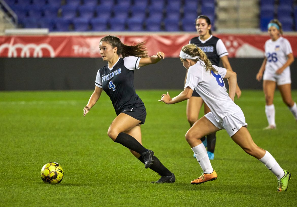 Lyndsay Gilbert (4) de North Arlington dribla Lexi Augustyniak (8) de Lyndhurst durante o jogo de futebol feminino na Red Bull Arena em Harrison na terça-feira, 20 de setembro de 2022.  
