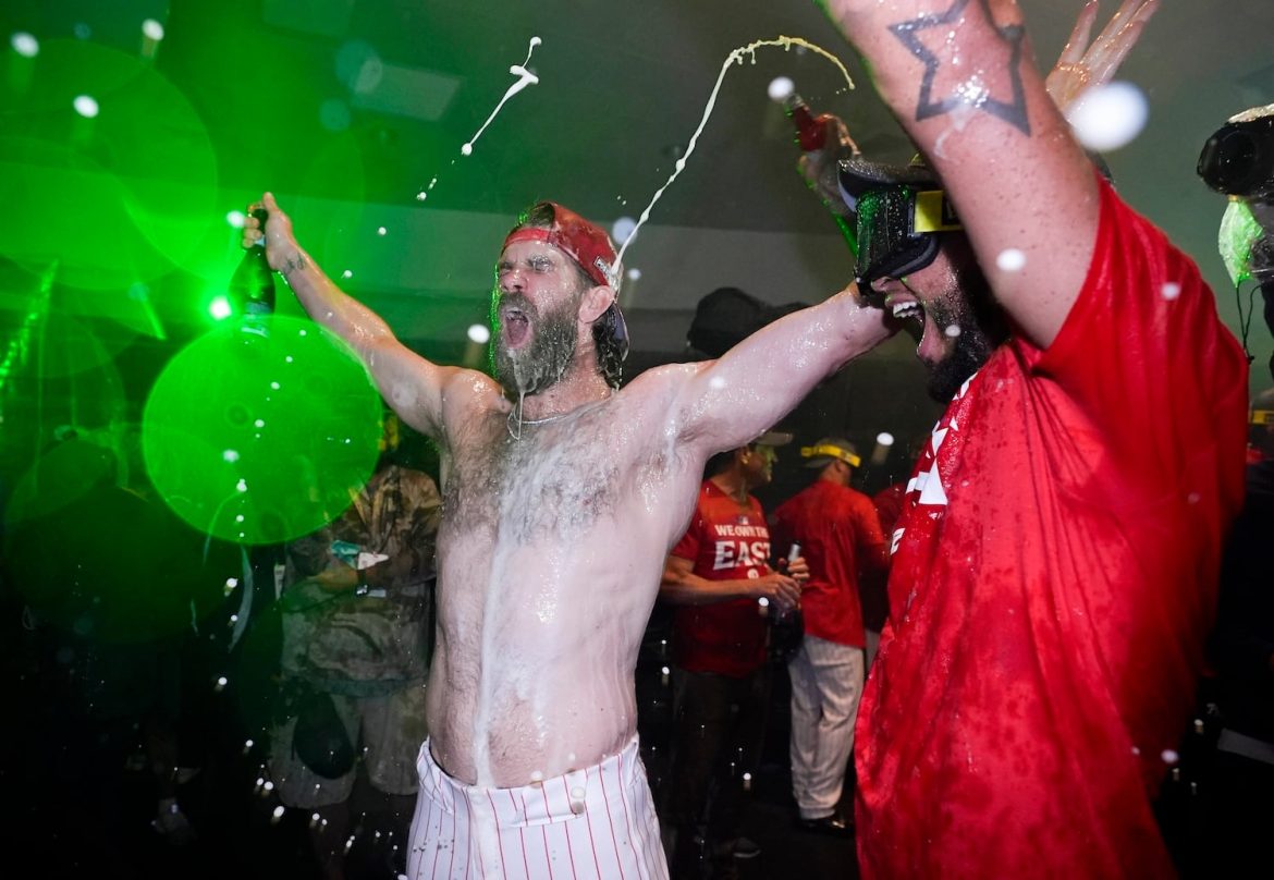 Bryce Harper ficou animado depois que os Phillies conquistaram a NL East com uma vitória sobre os Cubs na noite de segunda-feira na Filadélfia.