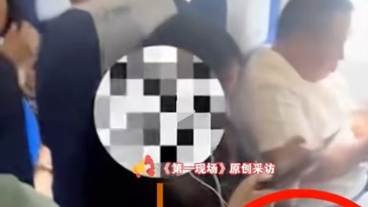 Passageira se recusa a colocar bolsa de US$ 3.000 no chão Reprodução Douyin